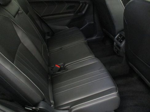 Used 2024 Volkswagen Tiguan SE image 11