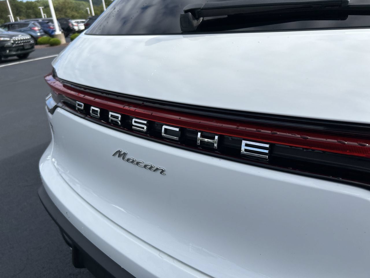 Used 2025 Porsche Macan AWD/4WD image 10