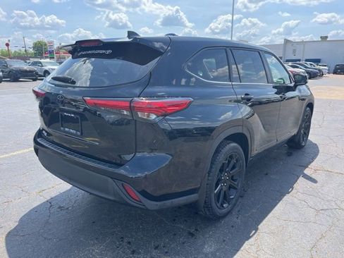 Used 2023 Toyota Highlander LE FWD image 4
