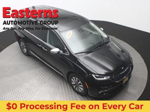 Used 2023 Chrysler Pacifica Limited FWD image 3