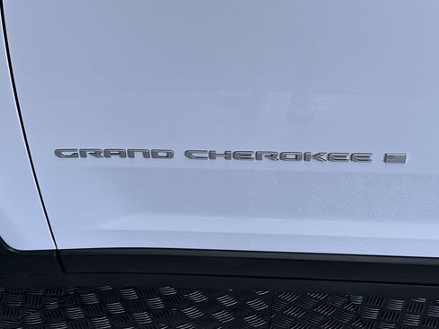 Used 2025 Jeep Grand Cherokee Limited AWD/4WD image 25