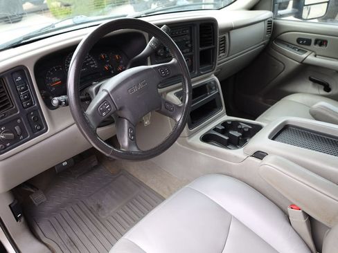 Used 2006 GMC Sierra 2500 SLT w/ Heavy-Duty Power Package AWD/4WD image 12