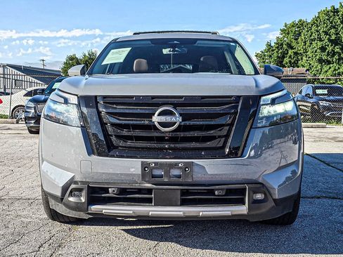 Used 2025 Nissan Pathfinder Platinum AWD/4WD image 2