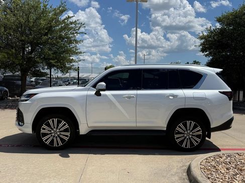 Used 2023 Lexus LX 600 4WD w/ Luxury Package image 2