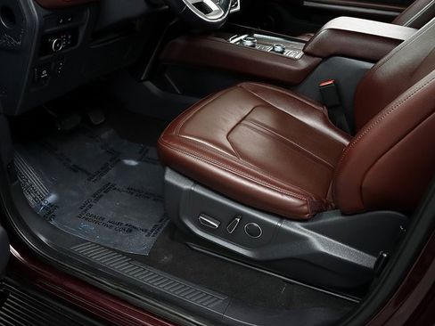 Used 2024 Ford Expedition Limited image 25