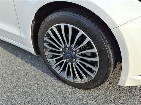 Used 2017 Ford Fusion SE w/ Fusion SE Technology Package image 4