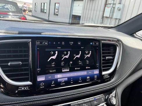 Used 2024 Chrysler Pacifica Limited w/ Uconnect Theater Family Group FWD image 19
