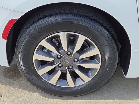 Used 2024 Chrysler Pacifica Limited FWD image 7