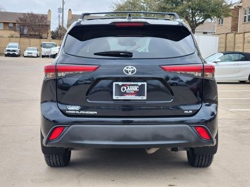 Used 2023 Toyota Highlander XLE image 12