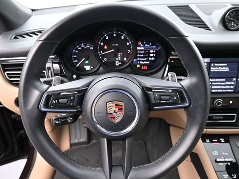 Certified 2025 Porsche Macan AWD/4WD image 9