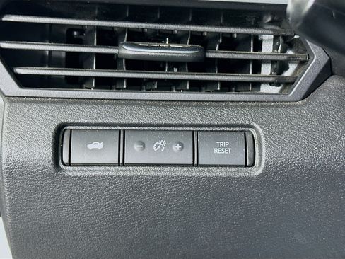 Used 2025 Nissan Altima 2.5 SV FWD image 17