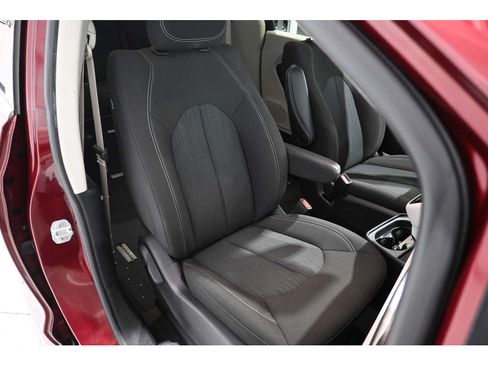 Used 2023 Chrysler Voyager LX FWD image 16