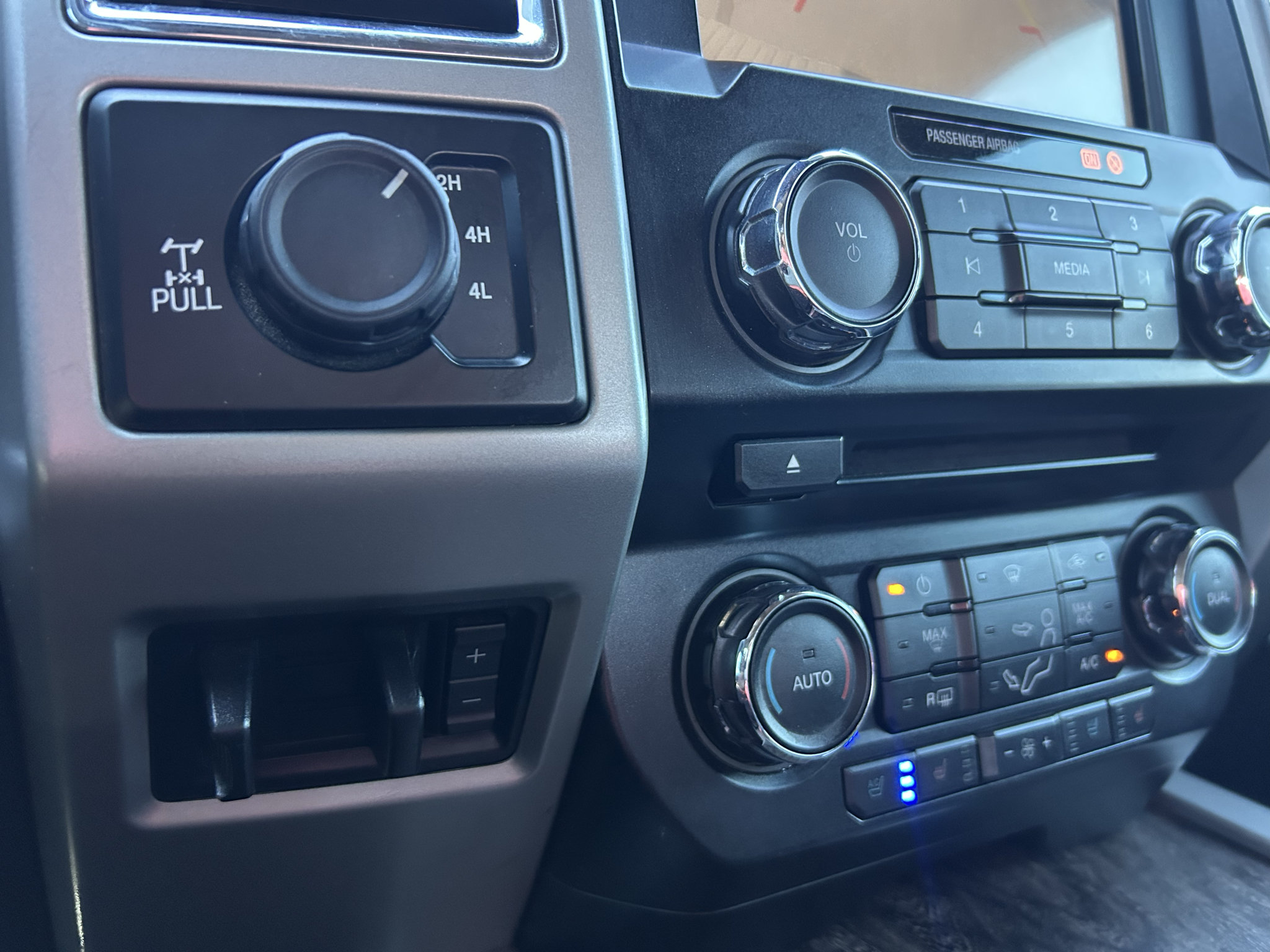 Used 2017 Ford F250 Lariat w/ Lariat Ultimate Package AWD/4WD image 28