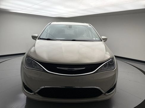 Used 2020 Chrysler Pacifica Touring image 8