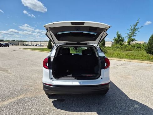 Used 2024 GMC Terrain SLE w/ Driver Convenience Package FWD image 11