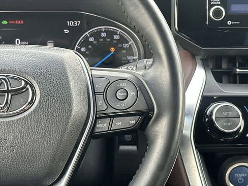 Used 2022 Toyota Venza XLE image 9