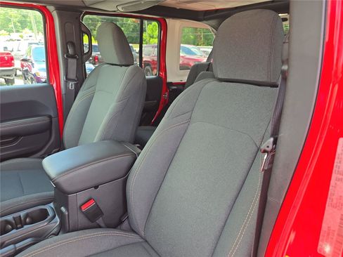 Used 2025 Jeep Wrangler Unlimited Sahara AWD/4WD image 20