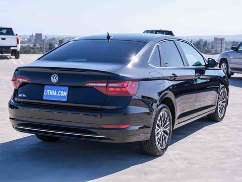 Used 2021 Volkswagen Jetta SE FWD image 4