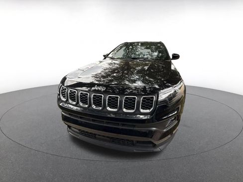 Used 2025 Jeep Compass Latitude AWD/4WD image 2