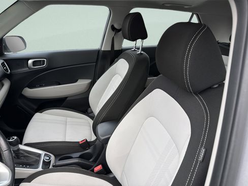 Used 2023 Hyundai Venue SEL image 34