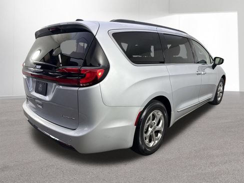 Used 2023 Chrysler Pacifica Limited FWD image 36