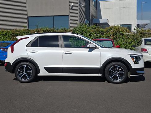 Used 2023 Kia Niro EX w/ EX Cold Weather Package FWD image 3