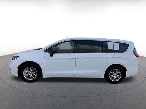 Used 2025 Chrysler Pacifica Select image 9