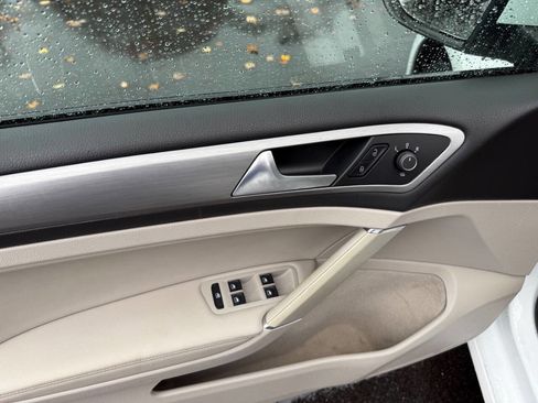 Used 2015 Volkswagen Golf S image 13