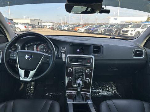 Used 2017 Volvo V60 T5 Platinum w/ Climate Package image 9