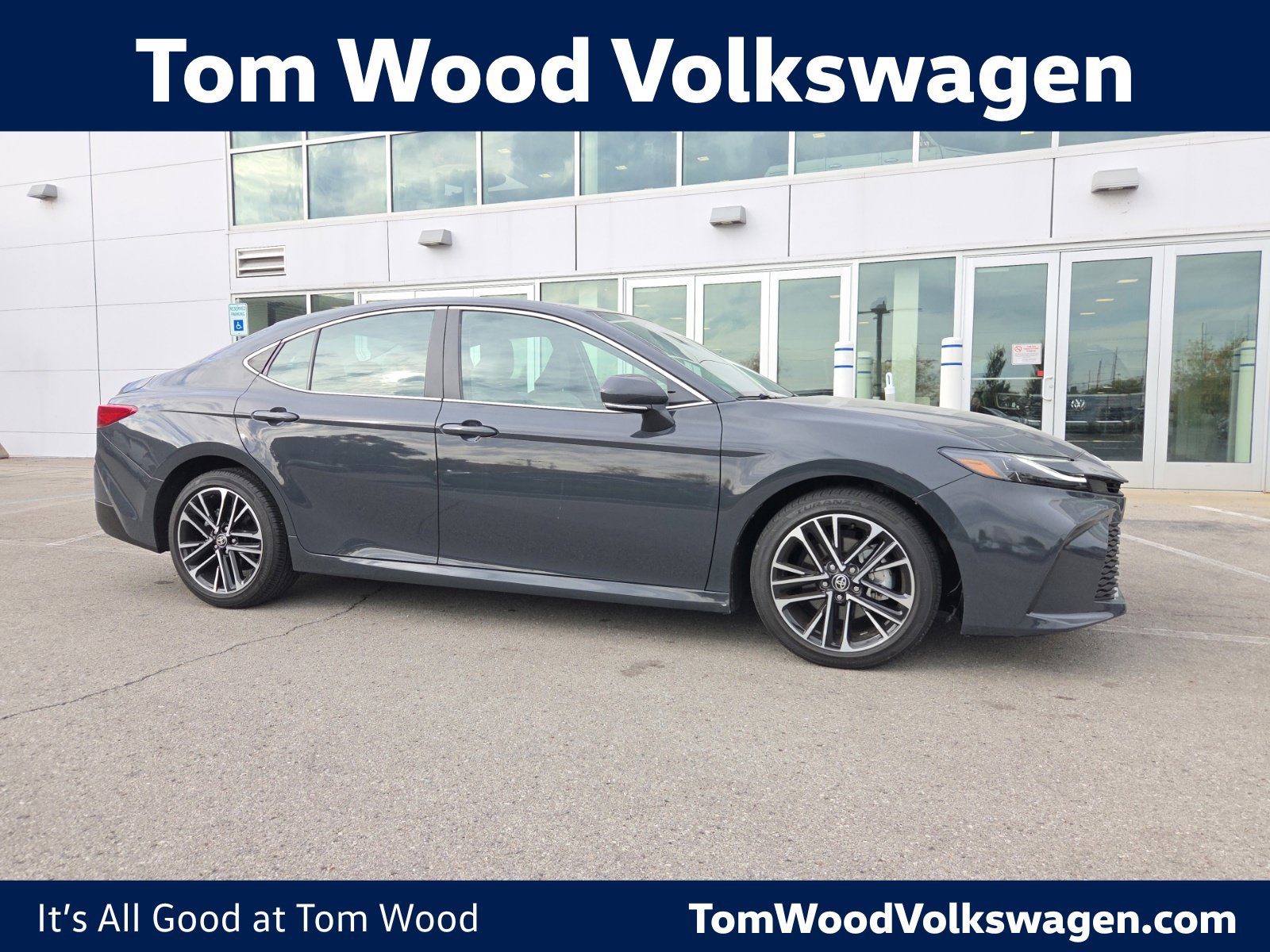 Used 2025 Toyota Camry XLE FWD image 1