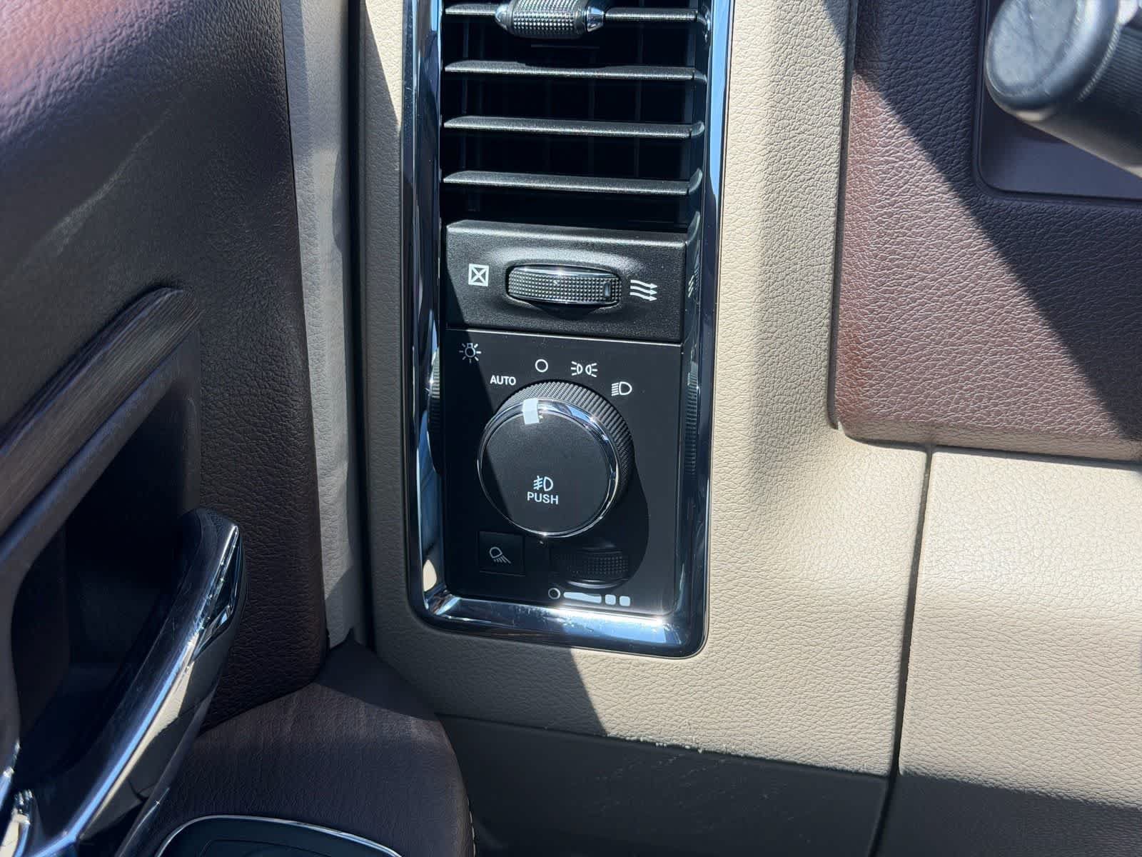 Used 2019 RAM 1500 Laramie w/ Convenience Group AWD/4WD image 12