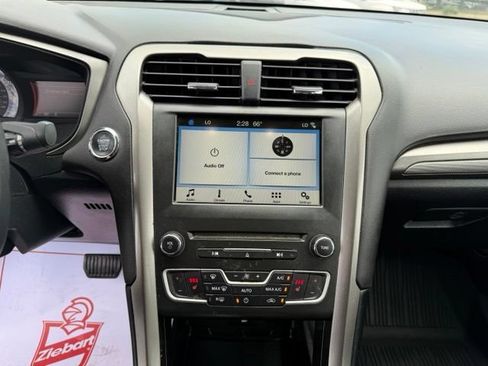 Used 2018 Ford Fusion SE w/ Fusion SE Technology Package FWD image 15