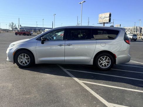 Used 2024 Chrysler Pacifica Touring-L FWD image 5