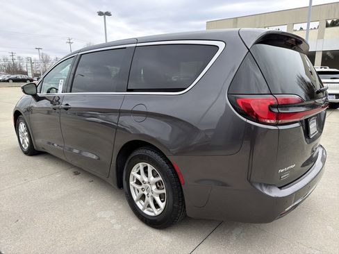 Used 2023 Chrysler Pacifica Touring-L image 6