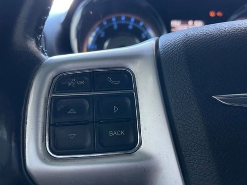 Used 2015 Chrysler Town & Country Touring image 31