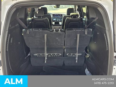 Used 2025 Chrysler Pacifica Limited FWD image 14
