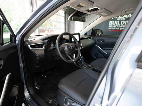 Used 2025 Toyota Corolla Cross LE FWD image 8