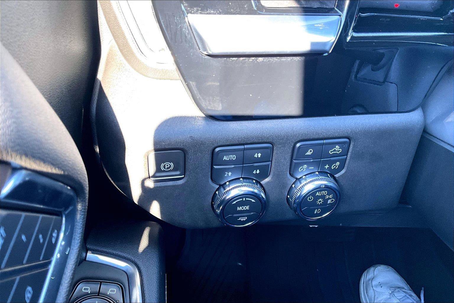 Used 2023 GMC Sierra 1500 SLT w/ SLT Premium Package AWD/4WD image 38