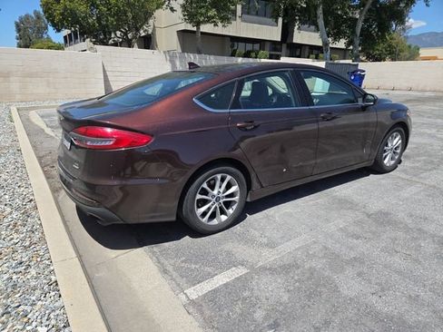 Used 2019 Ford Fusion SE FWD image 3