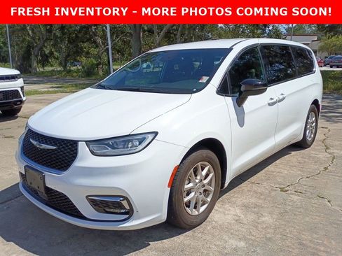 Used 2025 Chrysler Pacifica Select FWD image 1