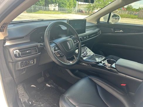 Used 2023 Lincoln Nautilus FWD w/ Premium Package image 6