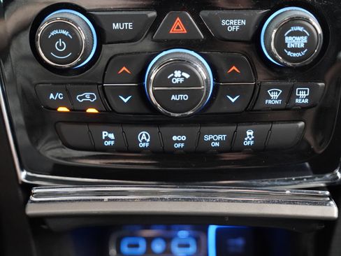 Used 2022 Jeep Grand Cherokee Laredo X AWD/4WD image 30