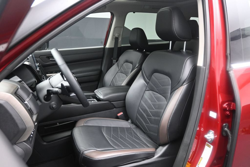 Used 2024 Nissan Pathfinder Platinum FWD image 17