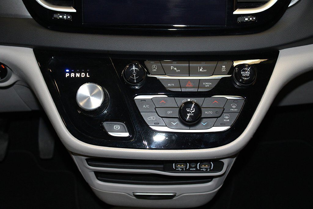 Certified 2024 Chrysler Pacifica Touring-L FWD image 19