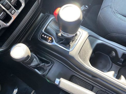 Used 2021 Jeep Gladiator Sport AWD/4WD image 17