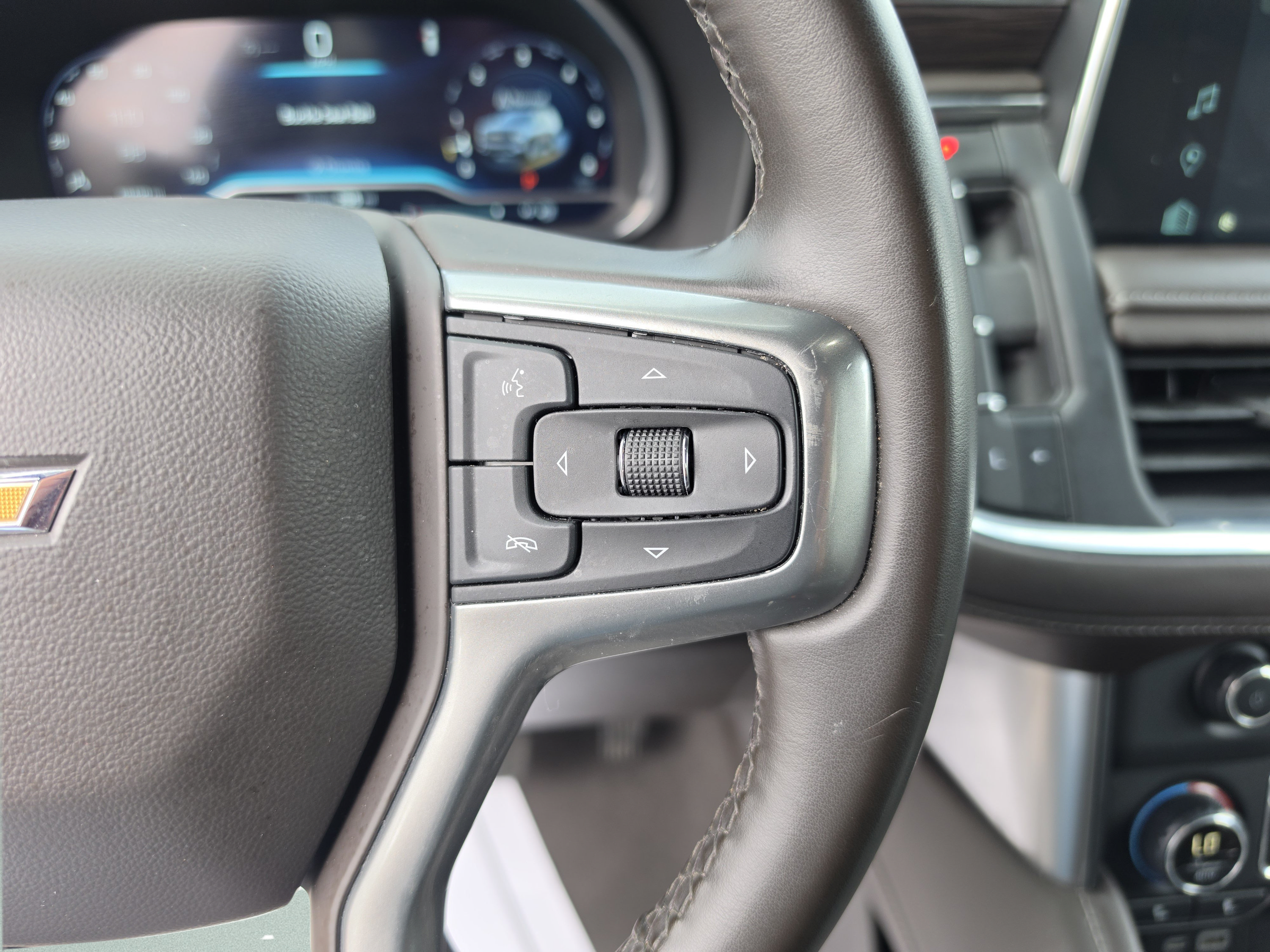 Used 2024 Chevrolet Suburban LT RWD image 32