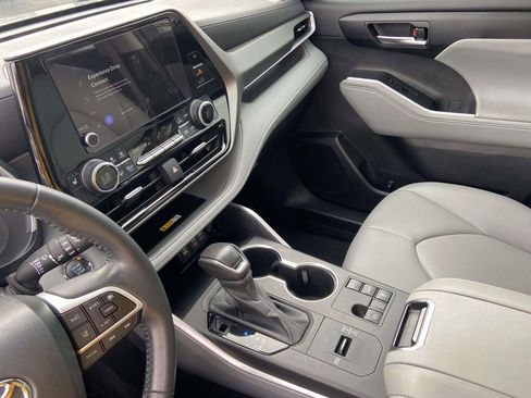Used 2023 Toyota Highlander XLE image 28