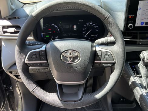 Used 2025 Toyota Sienna XLE w/ XLE Plus Package image 20