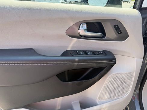 Used 2023 Chrysler Pacifica Touring-L FWD image 12