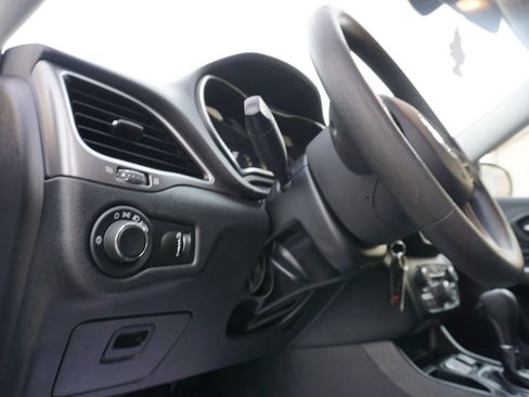 Used 2020 Jeep Cherokee Latitude FWD image 29